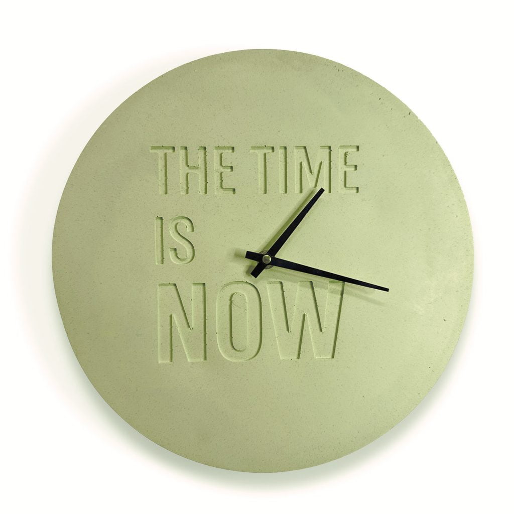 שעון קיר עגול THE TIME IS NOW בדוגמת ג'ייד (אבן ירקן)